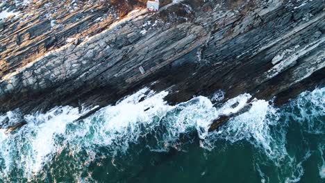 Extreme-Luftaufnahme-Durch-Die-Felsen-In-Curtis-Island-Leuchtturm-Camden-Maine-Usa