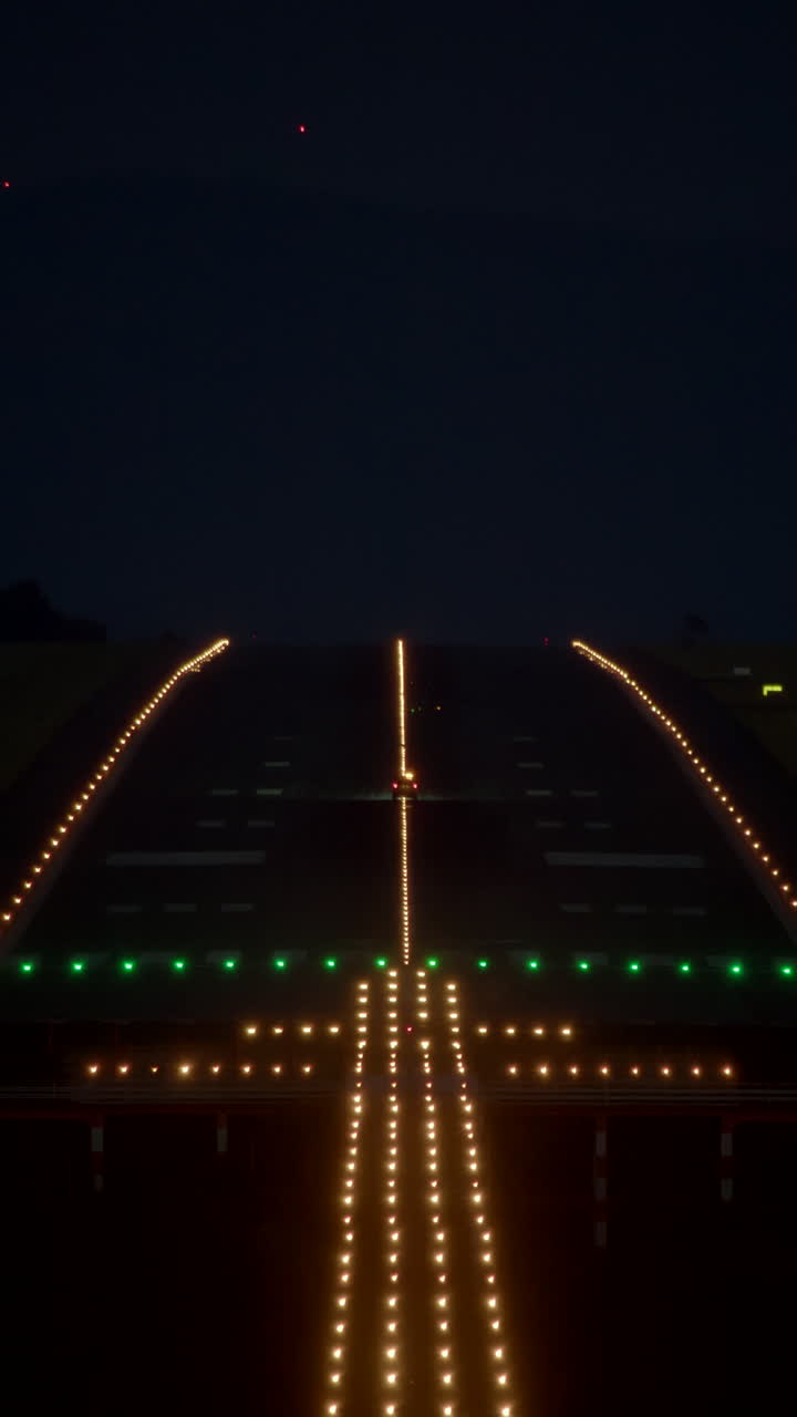 ночные огни посадки на взлетно-посадочной полосе