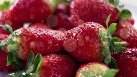 animazione di macchie su fragole fresche