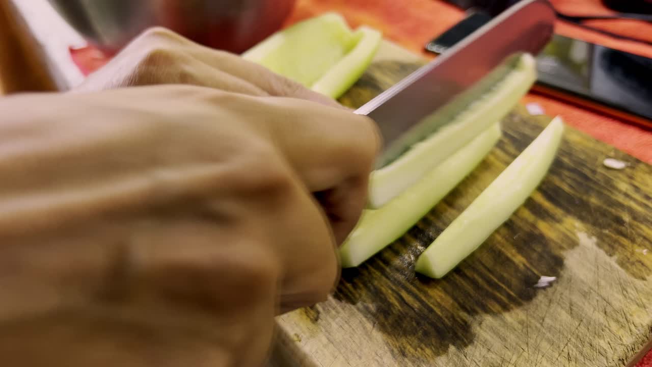 Cetriolo a fette su tagliere in cucina, preparazione di ceviche fresco.