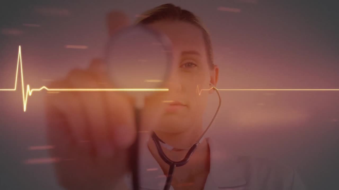 monitor de ritmo cardíaco contra una doctora que sostiene un estetoscopio