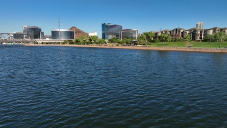 Skyline-Von-Tempe-Mit-Blick-Auf-Den-See-Und-Den-Salzfluss-Der-Stadt-Tempe