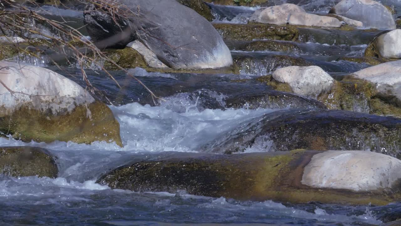 Piccole cascate scorrono su massi su un fiume bello e sereno in Arizona.