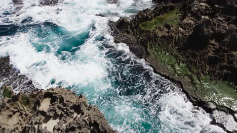 Puerto-Rico-Schnell-Einschieben-Schuss-über-Person-Und-Spritzende-Wellen-Gegen-Felsen