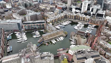 Barcos-Amarrados-En-El-Muelle-De-St-Katherine-En-East-London,-Reino-Unido-Drone,antena