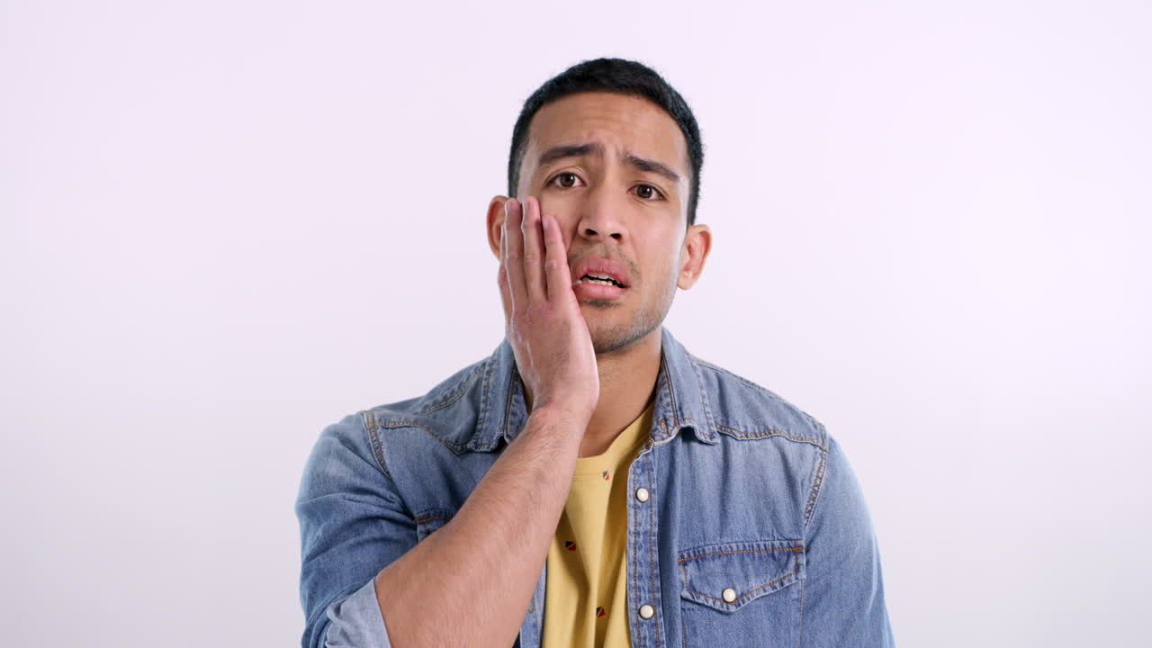 머리에 손을 고 걱정하는 남자