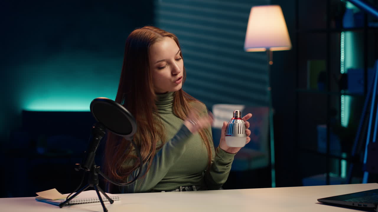 컨텐츠 제작자가 홈 스튜디오에서 전구를 소개합니다.