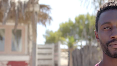 Retrato-De-Un-Hombre-Afroamericano-Feliz-En-La-Casa-De-La-Playa