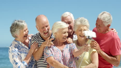 Ältere-Freunde-Machen-Selfie