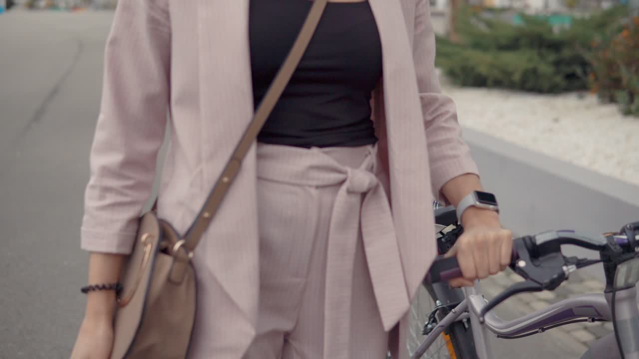 자전거 를 타고 는 여자