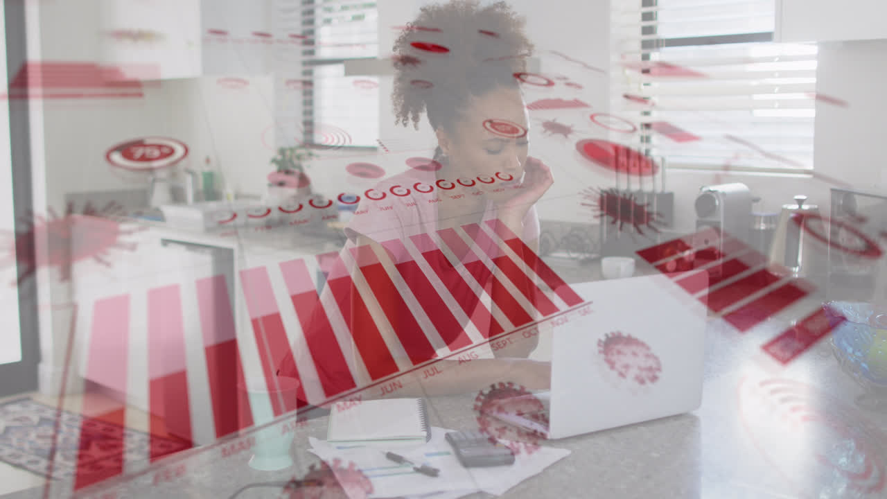 animación del procesamiento de datos sobre una mujer afroamericana usando una computadora portátil