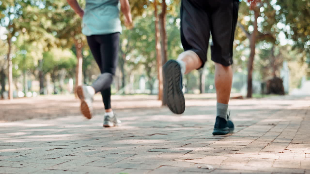personas corriendo en un parque