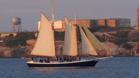 Segelschiff-Vorbei-An-Der-Insel-Alcatraz