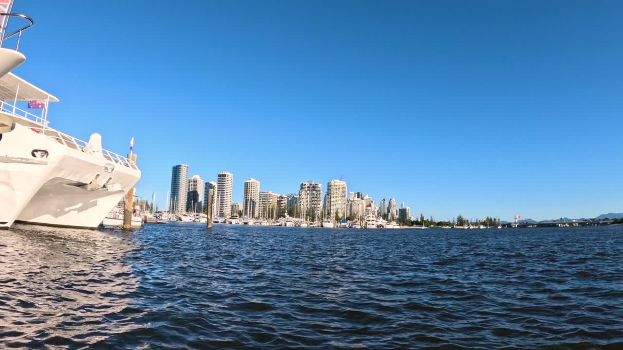 crucero en barco con vista al horizonte de la costa dorada