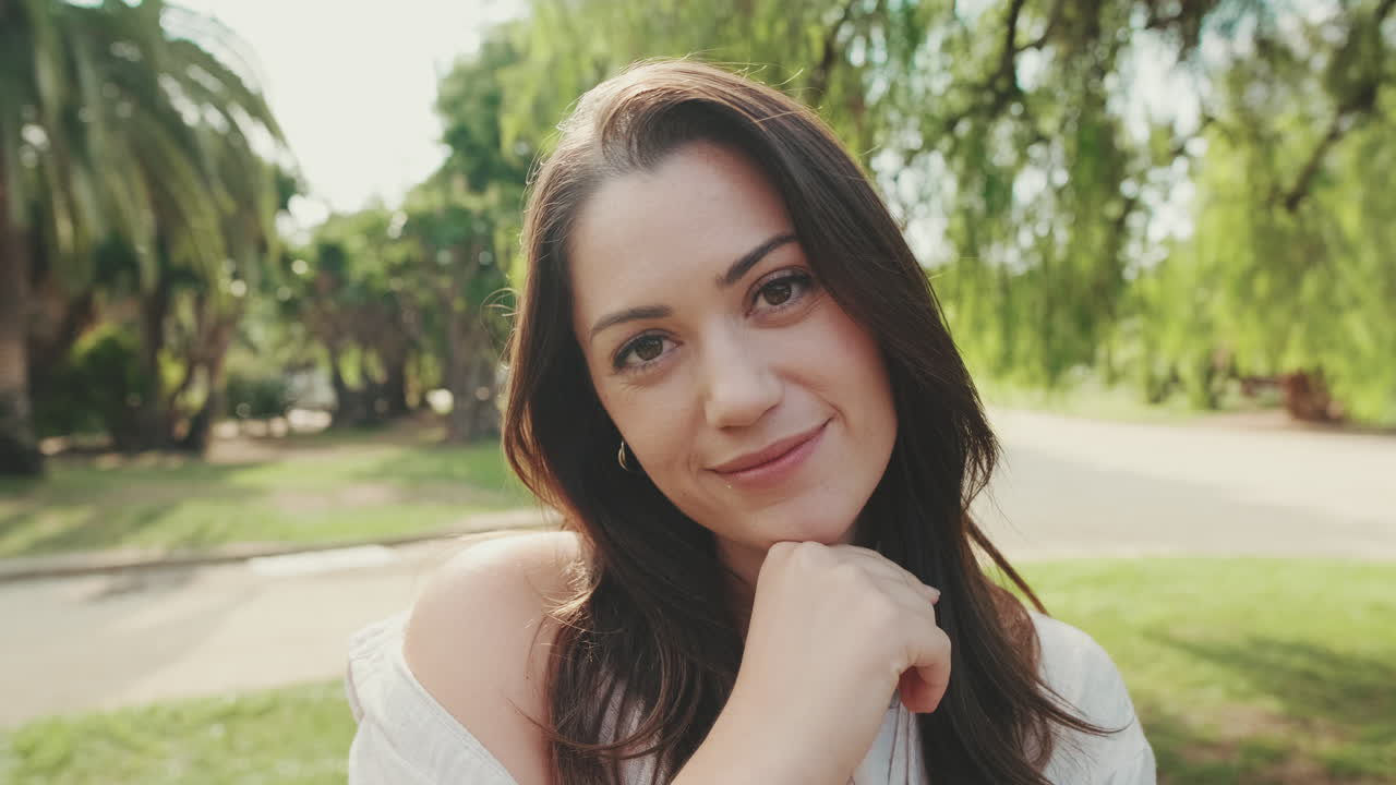 retrato de una mujer sonriente en un parque
