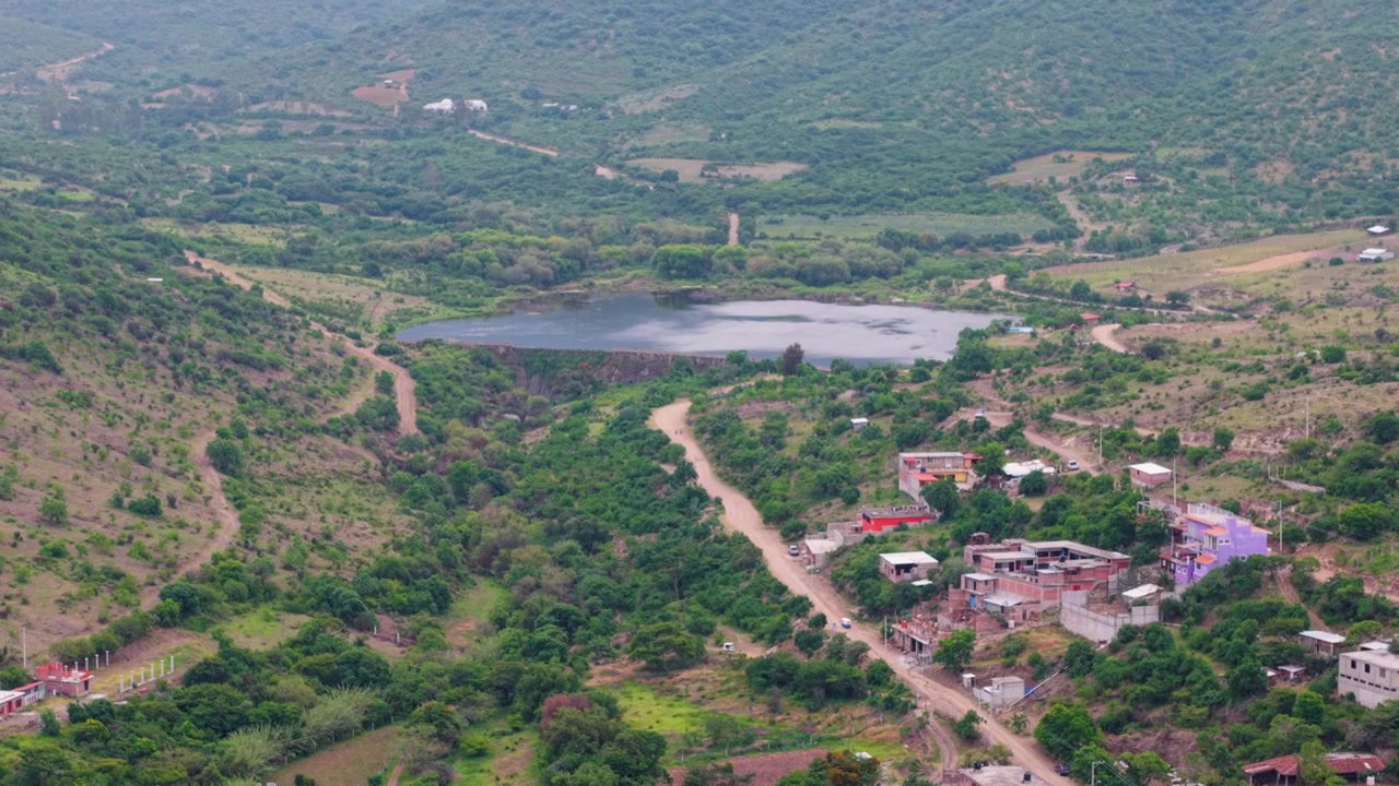 Rekaman drone waduk yang terisi air hujan di Teotitlán del Valle, Oaxaca.