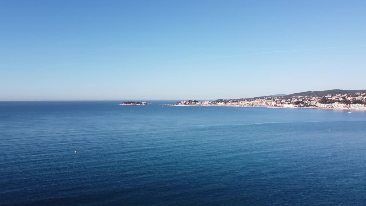 drone volando sobre la hermosa gran bahía de bandol en el sur de francia, clima tranquilo y soleado