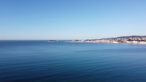 Drone-Volando-Sobre-La-Hermosa-Gran-Bahía-De-Bandol-En-El-Sur-De-Francia,-Clima-Tranquilo-Y-Soleado