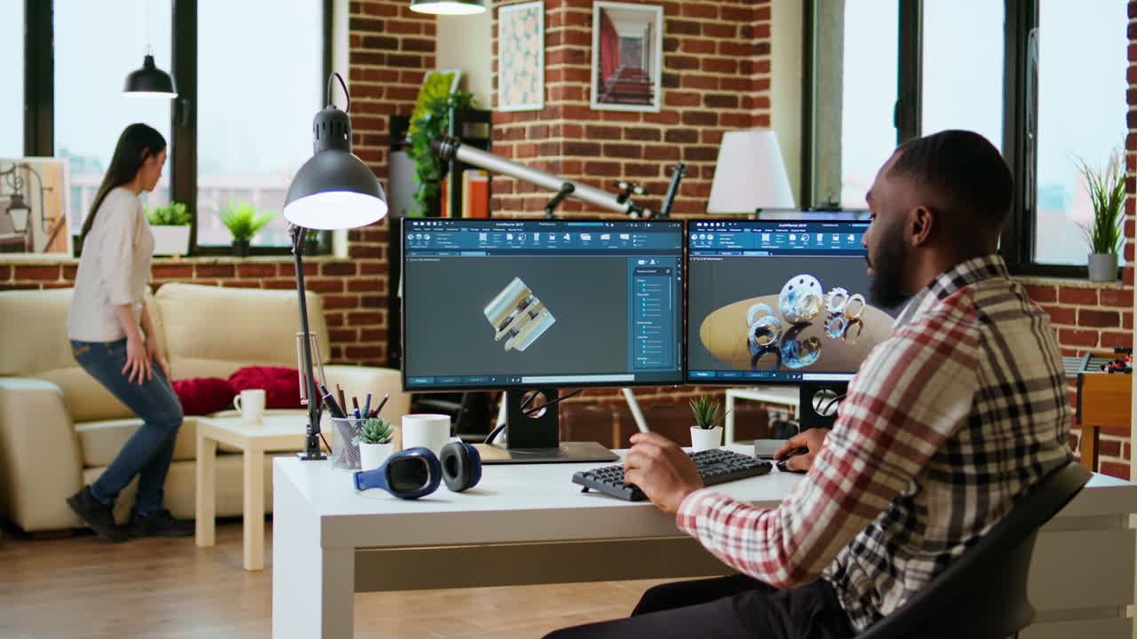 엔지니어가 cad 소프트웨어를 사용하여 산업 사무실에서 터빈을 설계합니다.