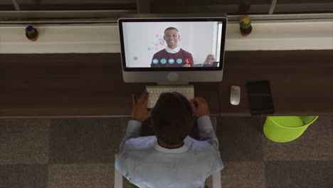 vista aérea de un hombre teniendo una videoconferencia