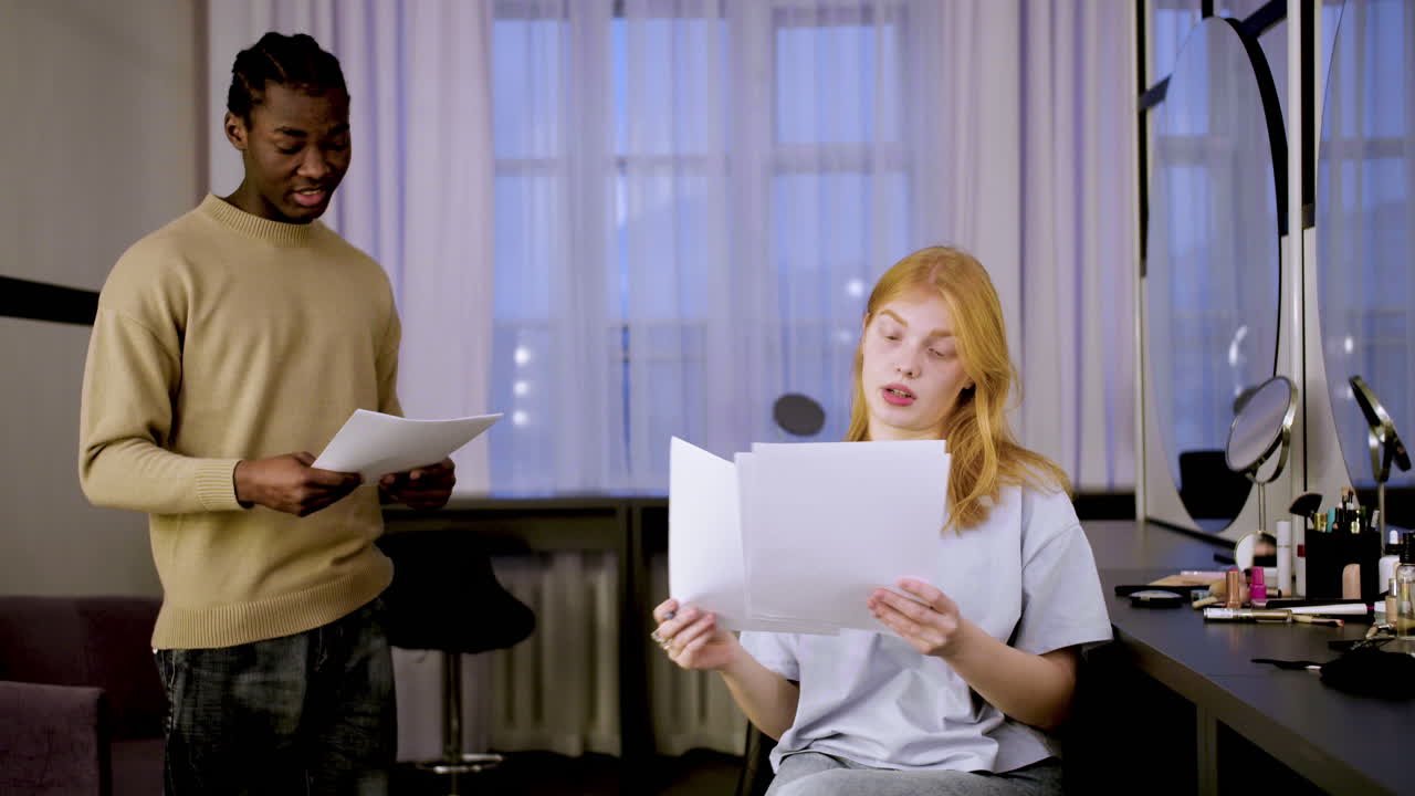 연습 중인 젊은 배우들