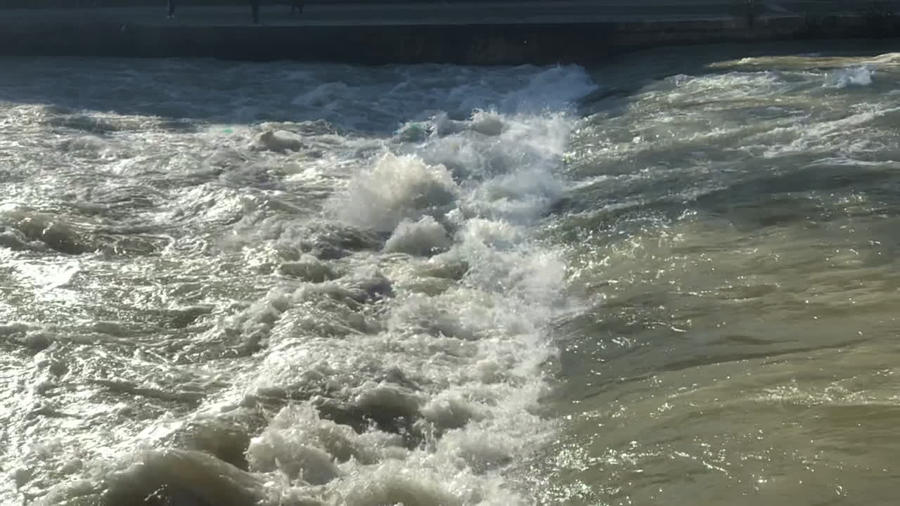 위어 폭포 아래로 흐르는 강력한 강물의 극단적인 슬로우 모션 보기