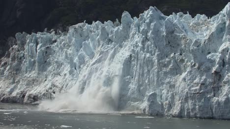 Bahía-Glaciar-Alaska,-Glaciar-Margerie-Gran-Trozo-De-Hielo-Pariendo