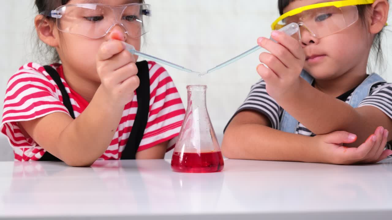 los niños están aprendiendo y haciendo experimentos científicos en el aula. dos hermanas pequeñas jugando a experimentos científicos para la escuela en casa. experimentos científicos fáciles y divertidos para los niños en casa.
