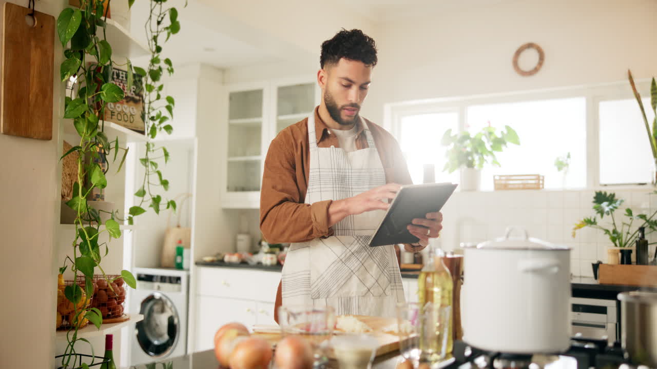 hombre siguiendo una receta digital en la cocina