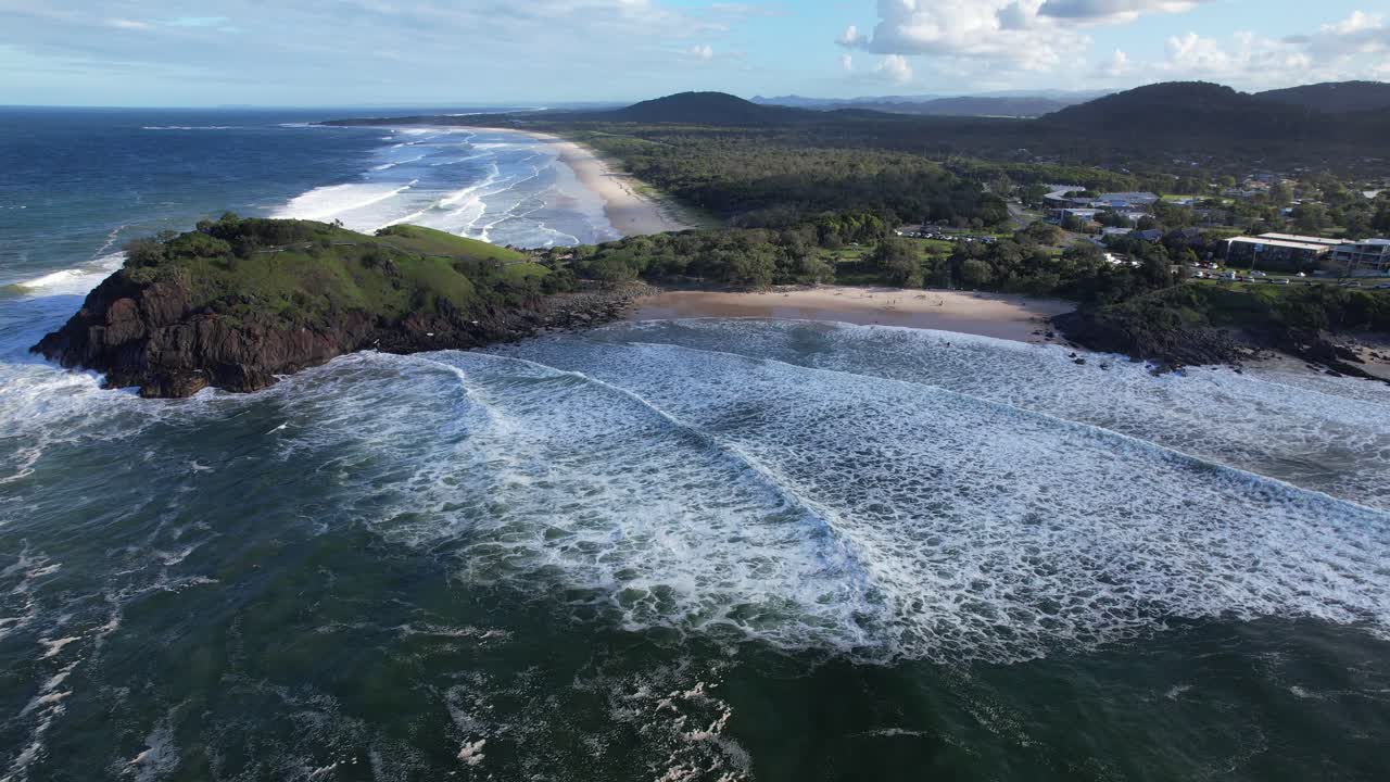 olas espumosas en la playa de cabarita y norries cove - cabecera de norries en cabarita, nueva gales del sur, australia