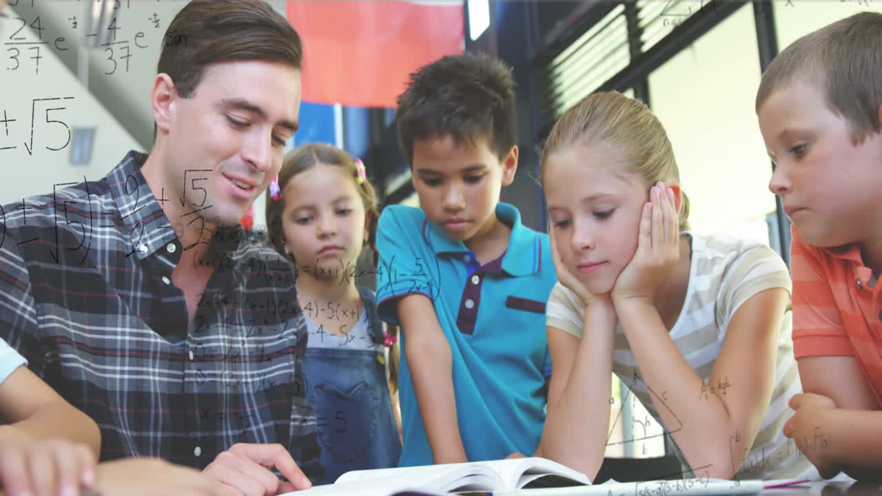 animación de fórmulas matemáticas sobre diversos alumnos y maestros varones aprendiendo en la escuela