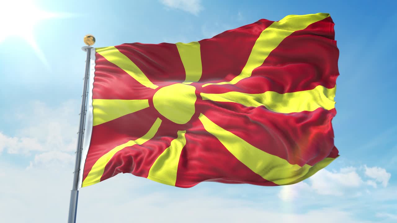 Bandiera della Macedonia che sventola al vento contro un cielo blu intenso. Tema nazionale, concetto internazionale. Render 3D, loop continuo 4K.
