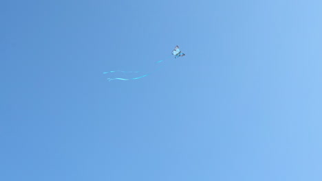 Cometa-Que-Parece-Una-Mariposa-Volando-Alto-En-El-Cielo