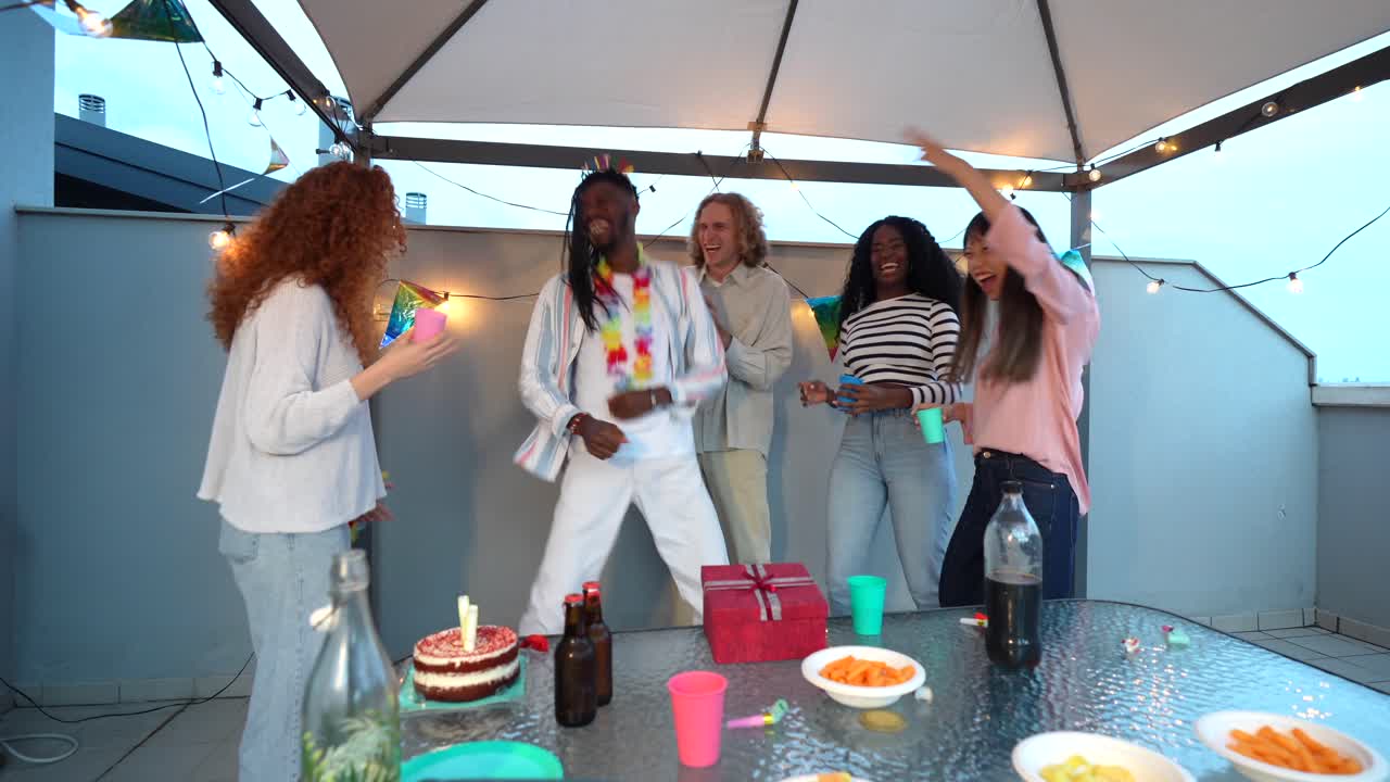 Grupo de amigos comemorando em uma festa