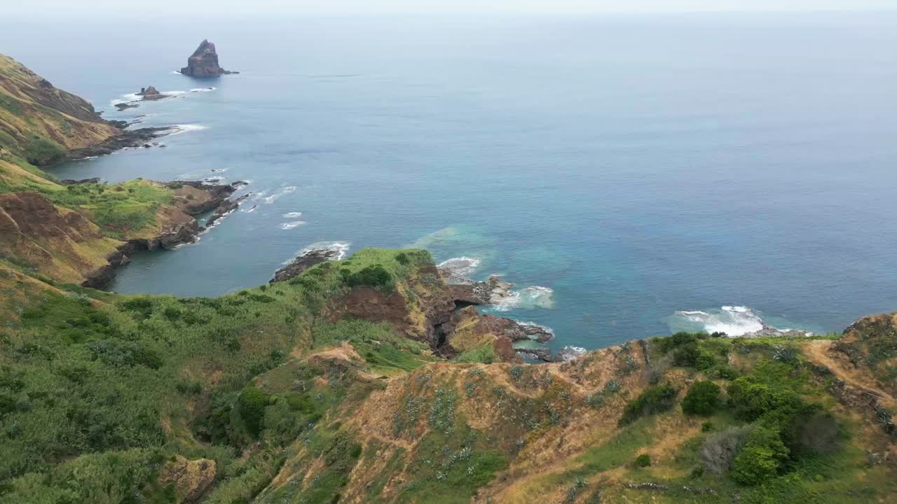 удивительный вид с воздуха на скалистую береговую линию острова санта-мария и чистые голубые воды