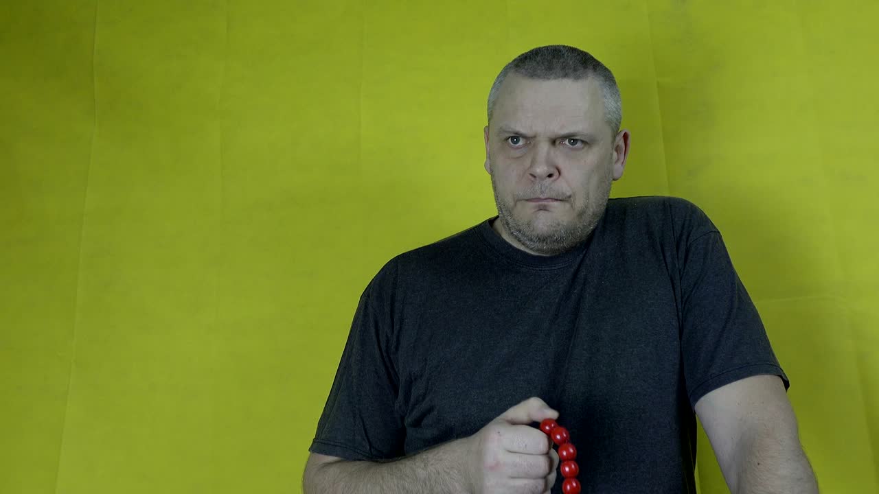 hombre pensativo con un rosario