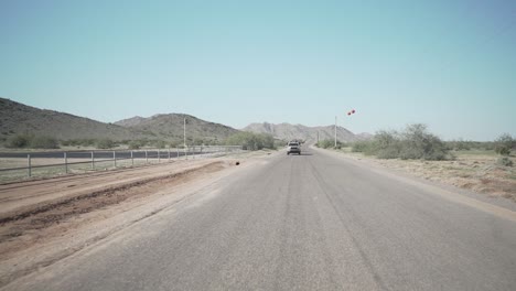 conducir con una camioneta siguiendo al auto