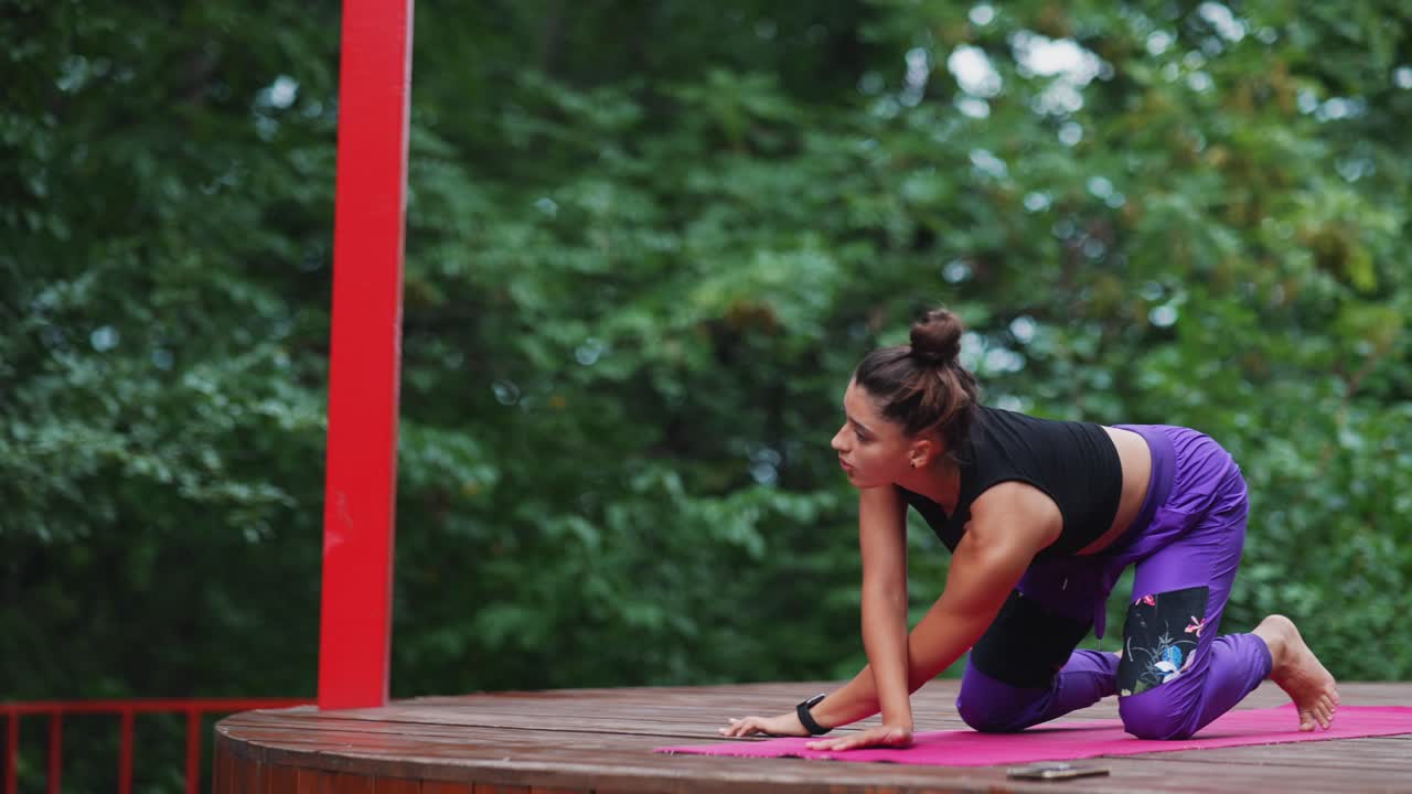 mujer practicando yoga al aire libre