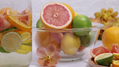 hacer agua de infusión de frutas cítricas