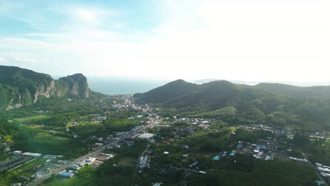 Paisaje-Exótico-De-La-Ciudad-De-Ao-Nang-Y-La-Costa-Tropical,-Krabi-Tailandia,-Vista-Aérea