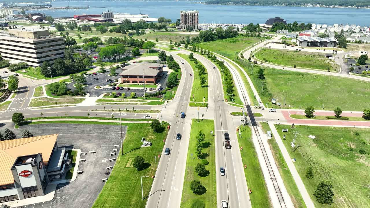 여름 동안 화려한 초록색으로 다운타운 무스케곤