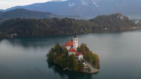 reveladora toma cinematográfica de drones de la iglesia de peregrinación de la asunción de maría, eslovenia