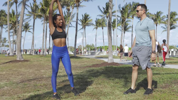 Mulher satisfeita treinando com um homem