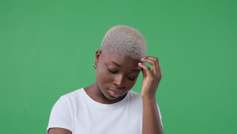 mujer triste sintiéndose deprimida sobre la pantalla verde