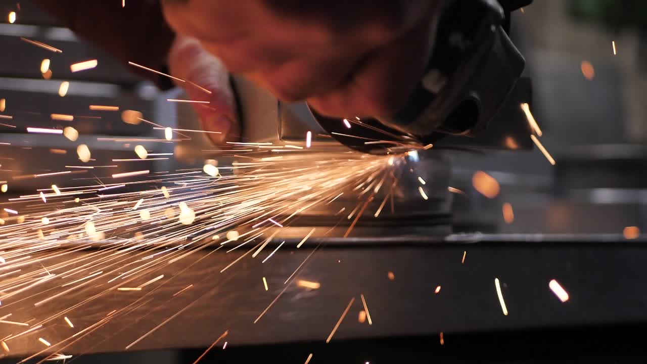 금속 부품을 처리할 때 스파크가 모든 방향으로 날아갑니다.