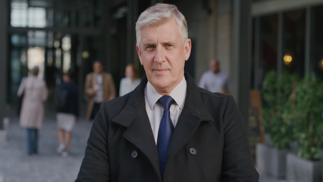 retrato exitoso hombre de negocios senior ejecutivo sonriente confiado disfrutando de un estilo de vida urbano relajado profesional empresario maduro en la ciudad cámara lenta