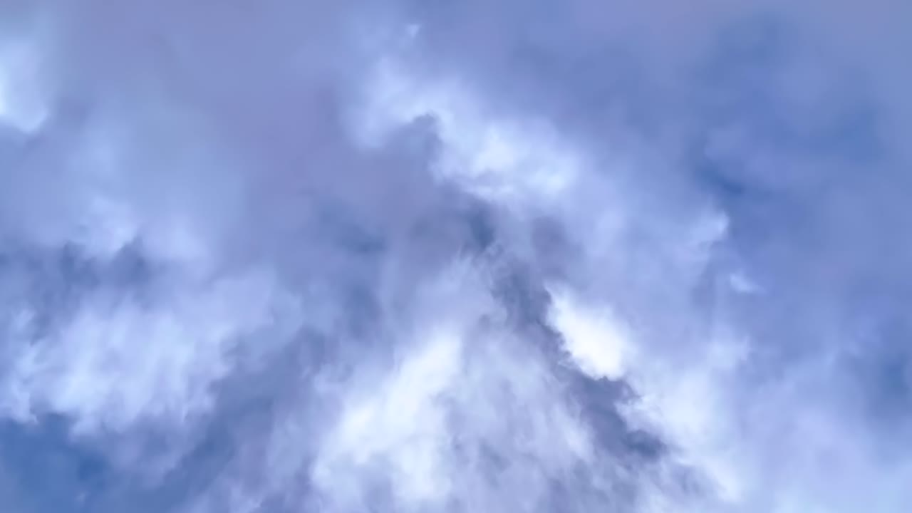 sólo el panorama del cielo el lapso de tiempo de las nubes fluidas en el iphone
