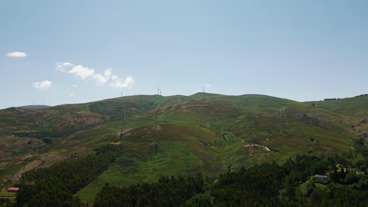 aérea - colinas onduladas con turbinas eólicas y vegetación exuberante en salamonde, portugal