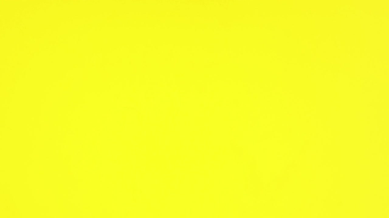 la papelería de trabajo naranja y el cuaderno abierto aparecen en el tema amarillo.