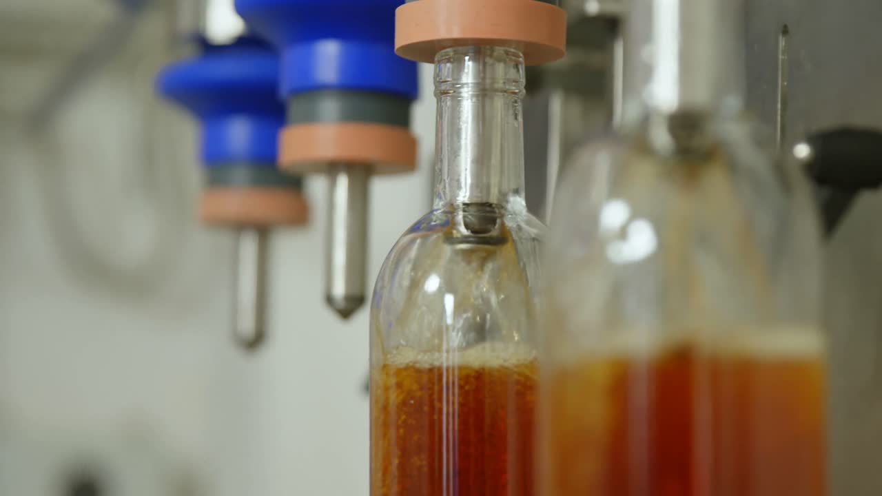 4k 기계 에 의해 술 을 채우는 병 들